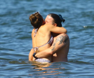 Edyta Herbuś na plaży