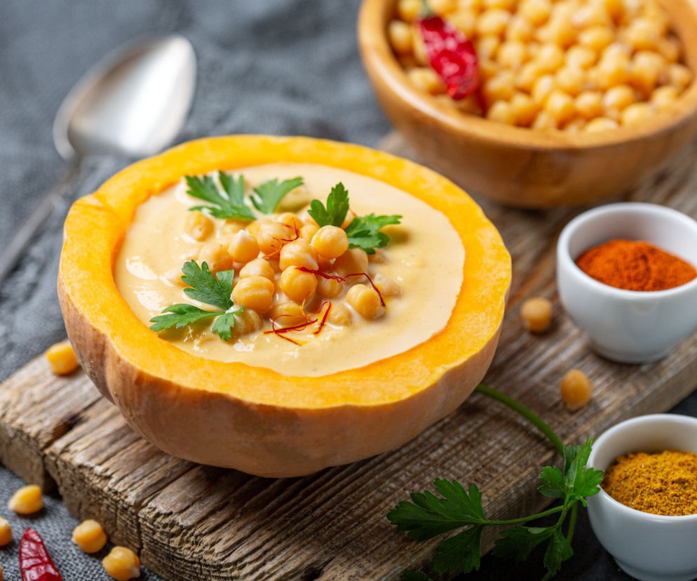 Zupa z pieczonej dyni z pasternakiem i cieciorką