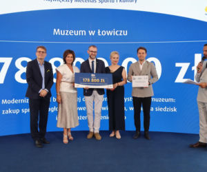 Ponad 7 mln zł dla lokalnych projektów. Na Służewcu wręczono czeki laureatom programu „Sportowo Kulturalnie Lokalnie”.