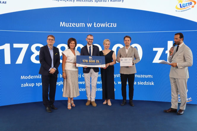 Ponad 7 mln zł dla lokalnych projektów. Na Służewcu wręczono czeki laureatom programu „Sportowo Kulturalnie Lokalnie”.