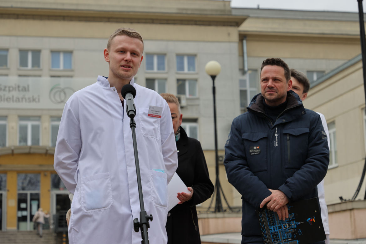 Warszawa zatrudnia medyków z Ukrainy. Konferencja Rafała Trzaskowskiego pod Szpitalem Bielańskim.