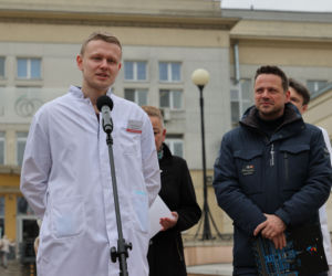Warszawa zatrudnia medyków z Ukrainy. Konferencja Rafała Trzaskowskiego pod Szpitalem Bielańskim.