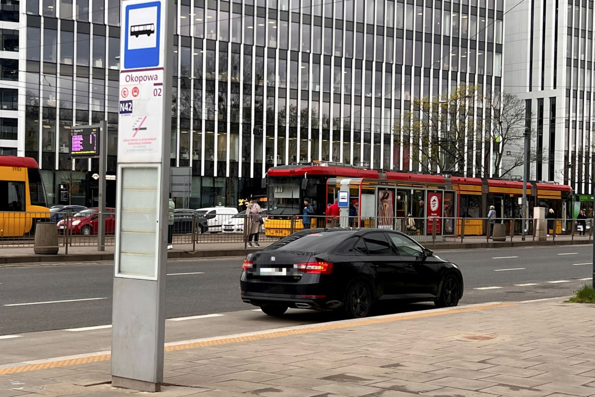 Antoni Macierewicz parkuje na przystanku