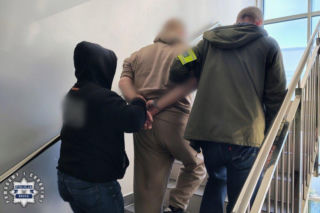 Uciekał skradzioną karetką i potrącił policjantkę. Padły strzały!