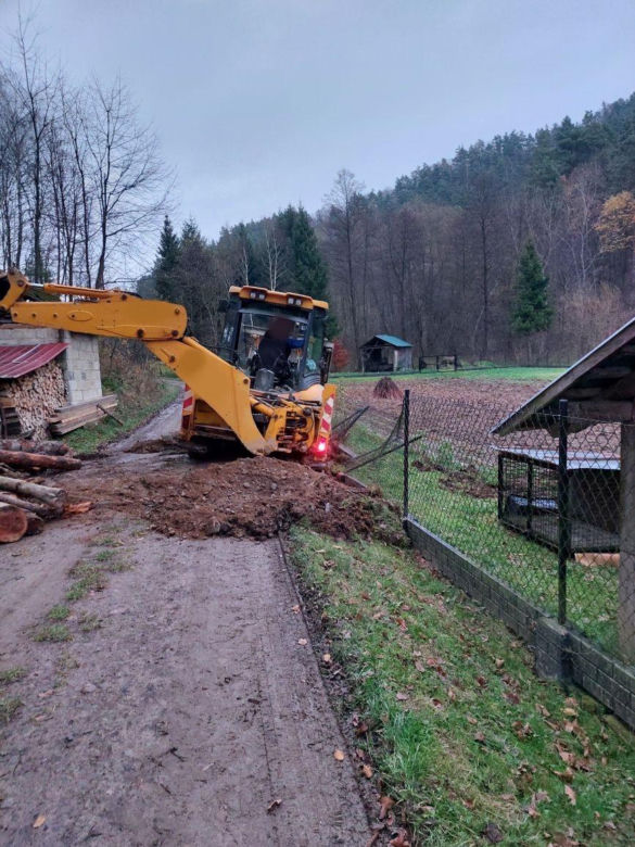 Pijany operator koparki zniszczył 20 metrów płotu i uciekł w pole