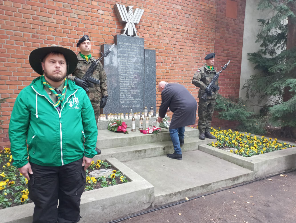 Zapalono znicze dla rozstrzelanych mieszkańców Leszna. W rocznicę tragicznych wydarzeń [ZDJĘCIA]