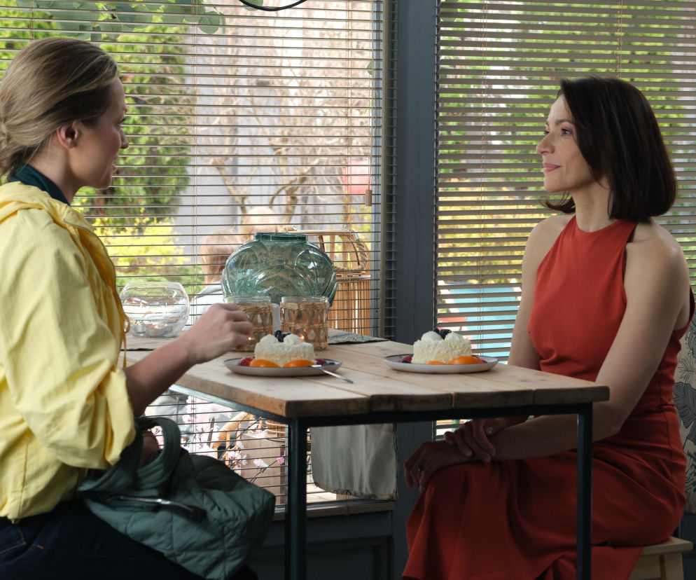 Martyna i Iga siedzą przy stoliku z deserami. O spotkaniu bohaterek M jak miłość przeczytasz na SE Superseriale.