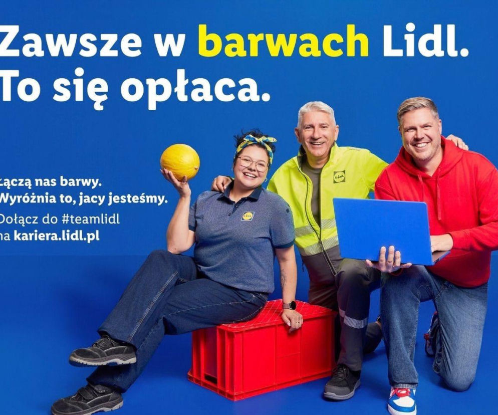 Uśmiechnięci pracownicy Lidla w firmowych ubraniach z laptopem i owocem. O kampanii marki przeczytasz w Eska.