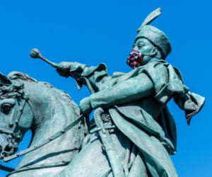Król, Neptun i astronom przypominają o noszeniu maseczek