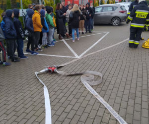 Paliło się w szkole, byli ranni. Uczniowie ćwiczyli ze strażakami