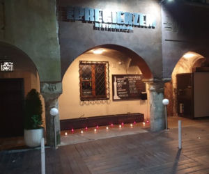 Znicze przed restauracjami w Poznaniu
