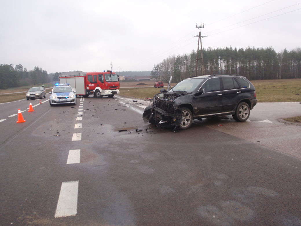 Kamień. BMW zderzyło się z peugetoem. 6 osób rannych