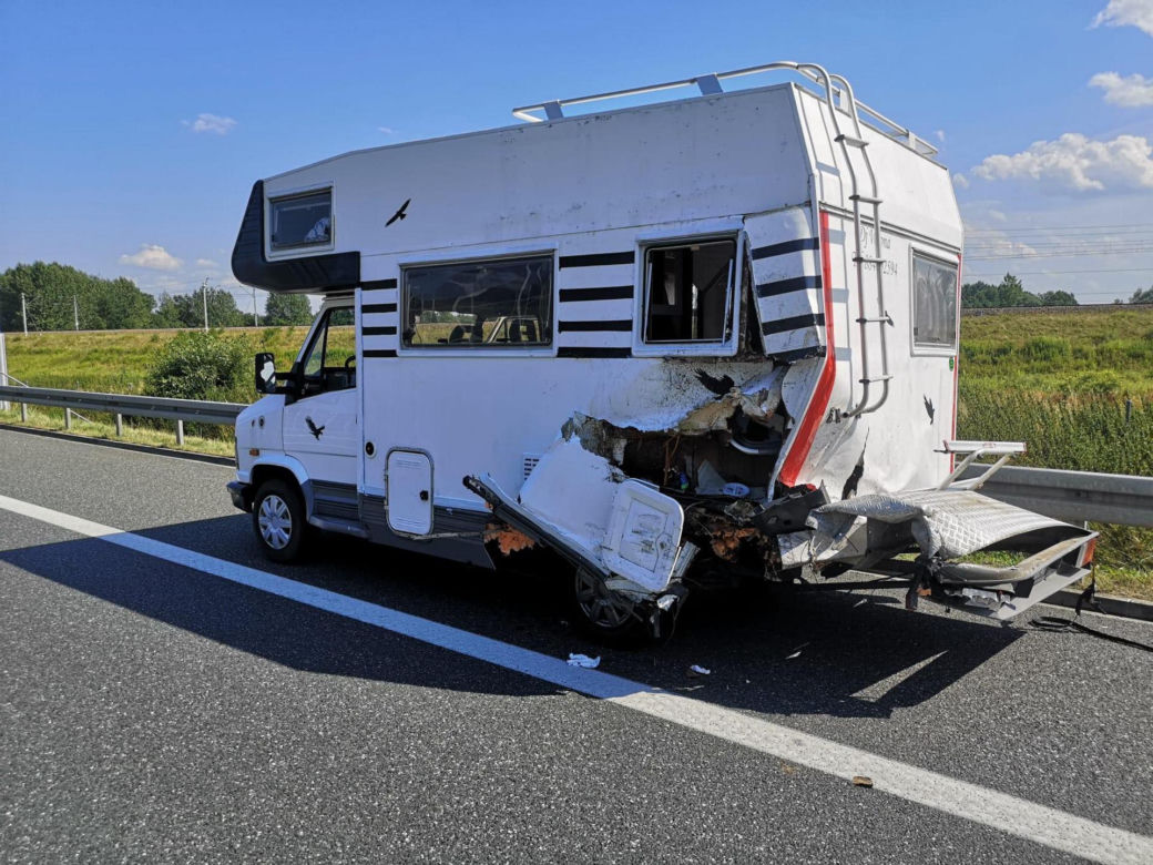 Wypadek na A4. Siedem osób poszkodowanych po zderzeniu osobówki z kamperem. Poważne utrudnienia