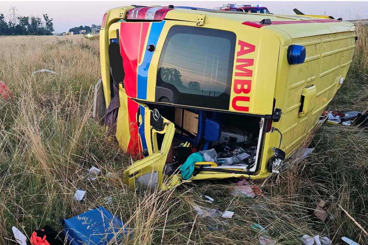 Dramat na autostradzie A4! Dachowała karetka, ratownicy trafili do szpitala