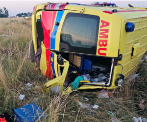 Dramat na autostradzie A4! Dachowała karetka, ratownicy trafili do szpitala
