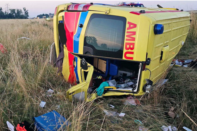Dramat na autostradzie A4! Dachowała karetka, ratownicy trafili do szpitala