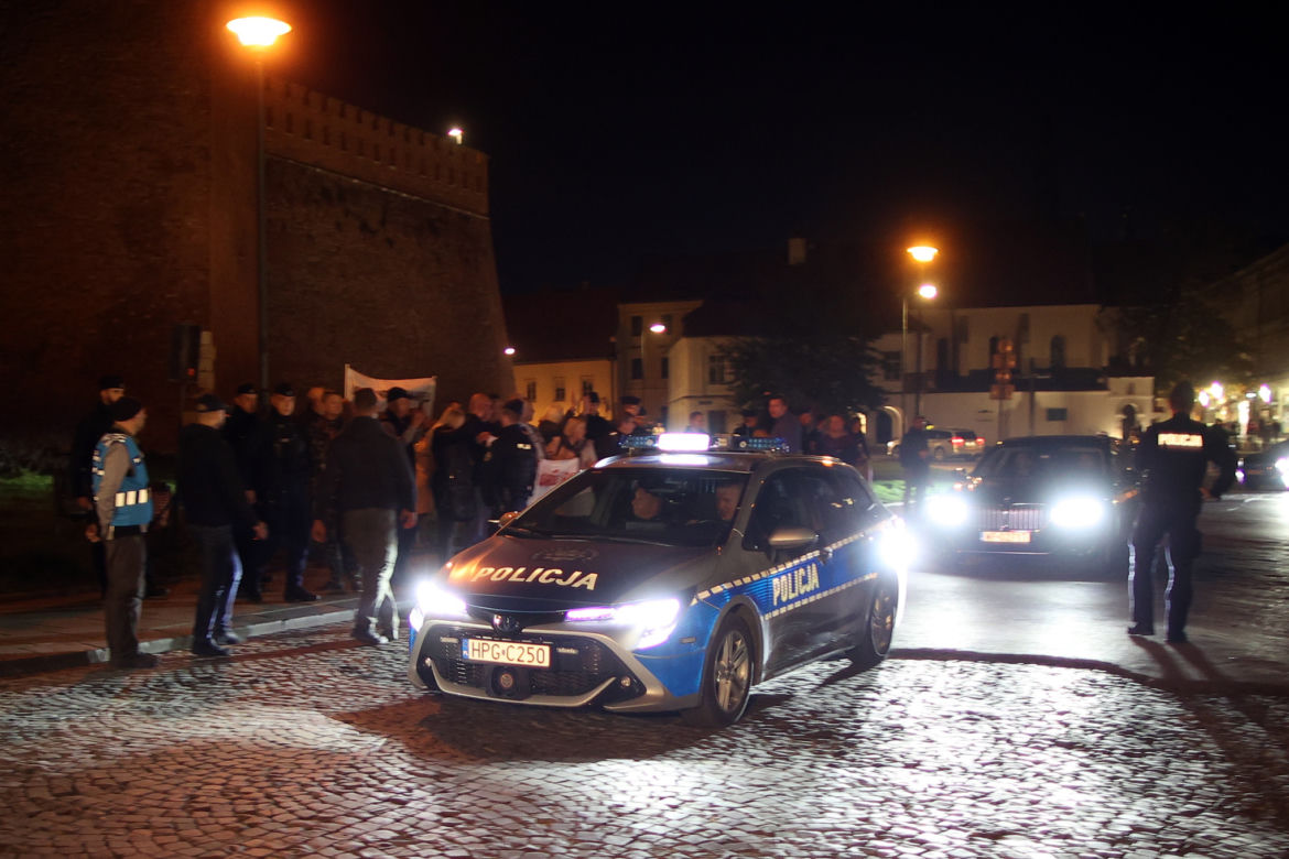 Protesty przed Wawelem w miesięcznice pogrzebu pary prezydenckiej