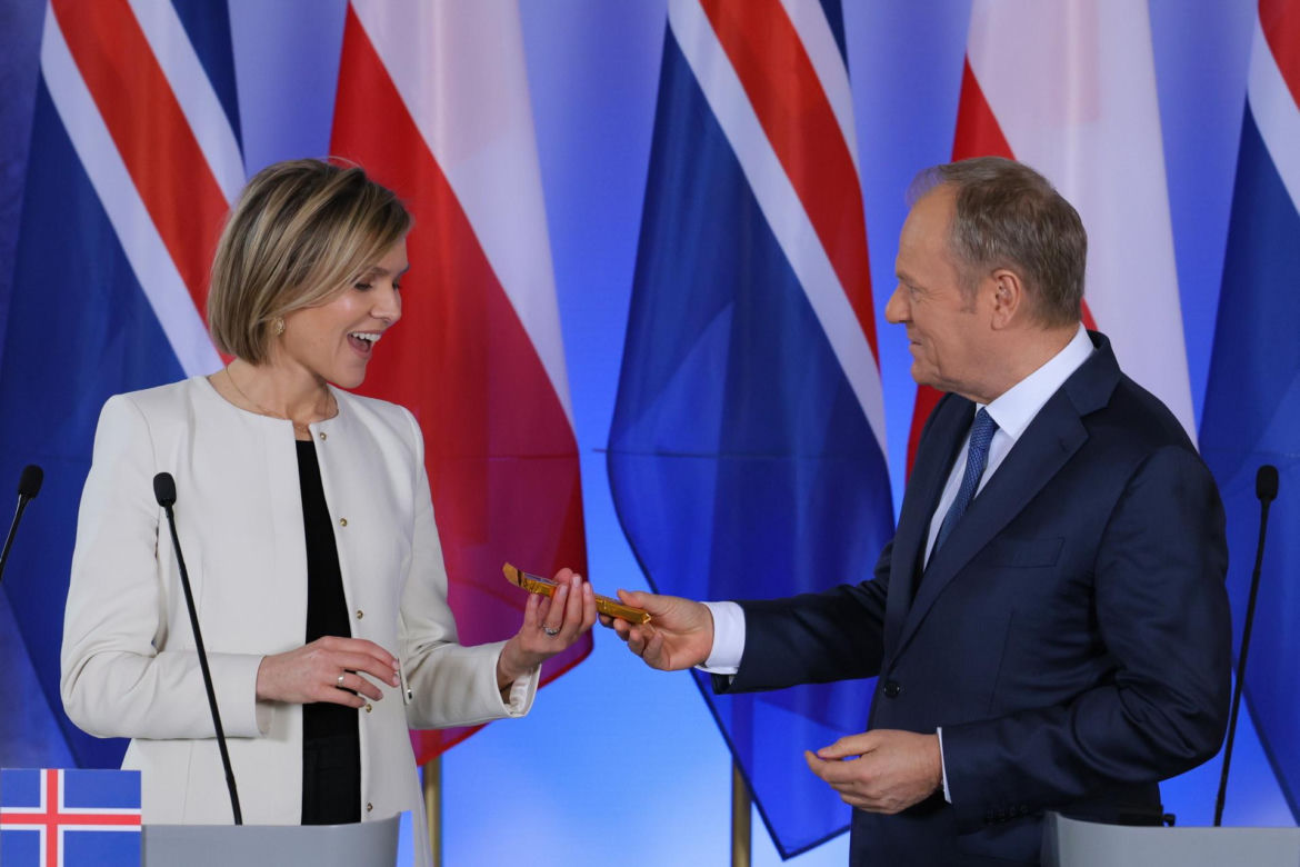 Tusk wyciągnął z marynarki prezent dla premier Islandii. "Mój ojciec je uwielbia"