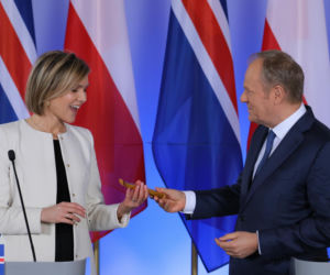 Tusk wyciągnął z marynarki prezent dla premier Islandii. Mój ojciec je uwielbia