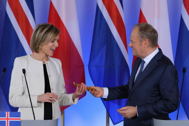 Tusk wyciągnął z marynarki prezent dla premier Islandii. "Mój ojciec je uwielbia"