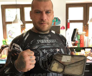 Popek dał prowadzić córce auto