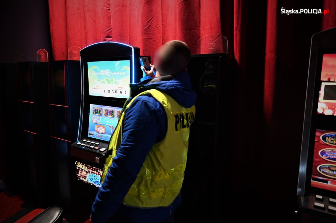 Policjanci rozbili grupę przestępczą. Organizowała ona nielegalne gry na automatach