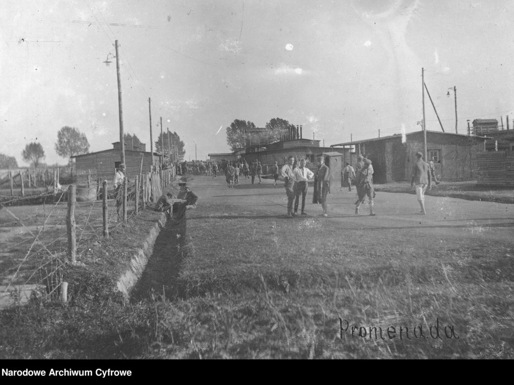  Internowani na promenadzie obozu w Łomży, 1918 r.