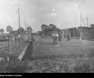  Internowani na promenadzie obozu w Łomży, 1918 r.