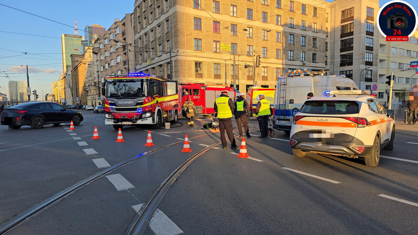  Wypadek na placu Starynkiewicza. Kierowca przewozu osób staranował motocyklistę 