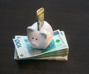 Emerytura z zagranicy. Nawet kilka tysięcy złotych dodatkowo. Sprawdź, jak uniknąć podwójnego podatku