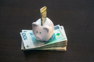 Emerytura z zagranicy. Nawet kilka tysięcy złotych dodatkowo. Sprawdź, jak uniknąć podwójnego podatku