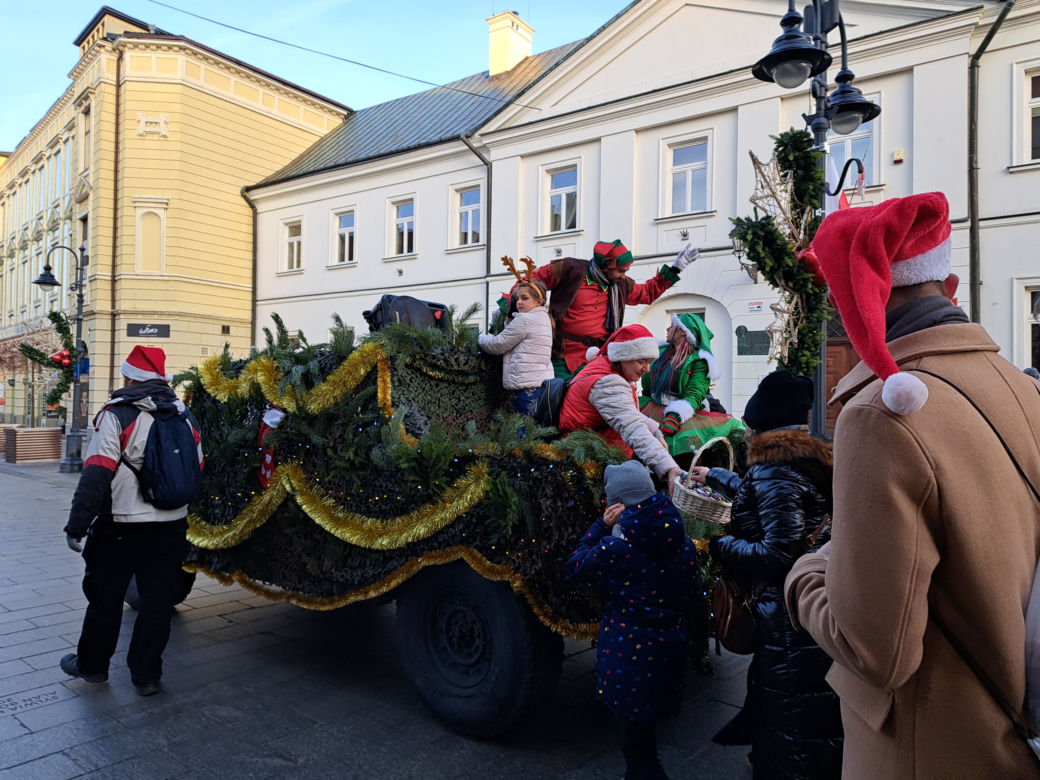 Parada Św. Mikołaja w Rzeszowie. Tłumy dzieci na spotkaniu ze Świętym na Rynku