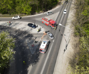 Poważny wypadek nieopodal Warszawy. Motocyklista runął na ziemię po zderzeniu z autem