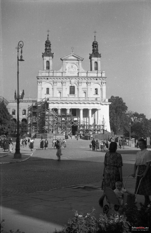 Jeden z pierwszych barokowych budynków wzniesionych poza Włochami. Znajduje się w stolicy woj. lubelskiego!