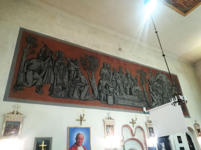 To jedno z najpiękniejszych miast w woj. łódzkim. Rośnie w nim dąb, pod którym miał odpoczywać Napoleon