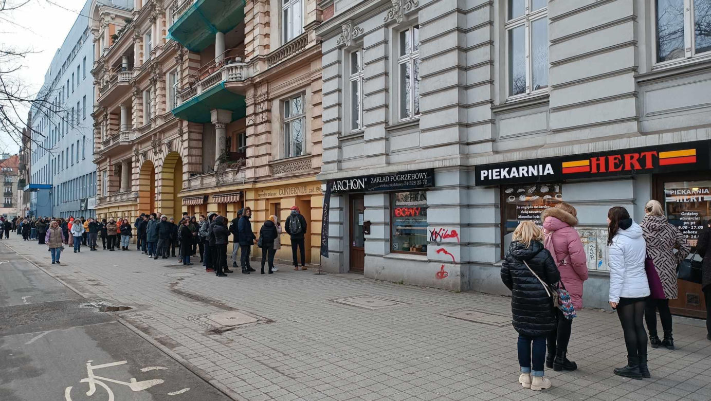 Tłusty czwartek we Wrocławiu. Mieszkańcu rzucili się na pączki! Ogromne kolejki [ZDJĘCIA]