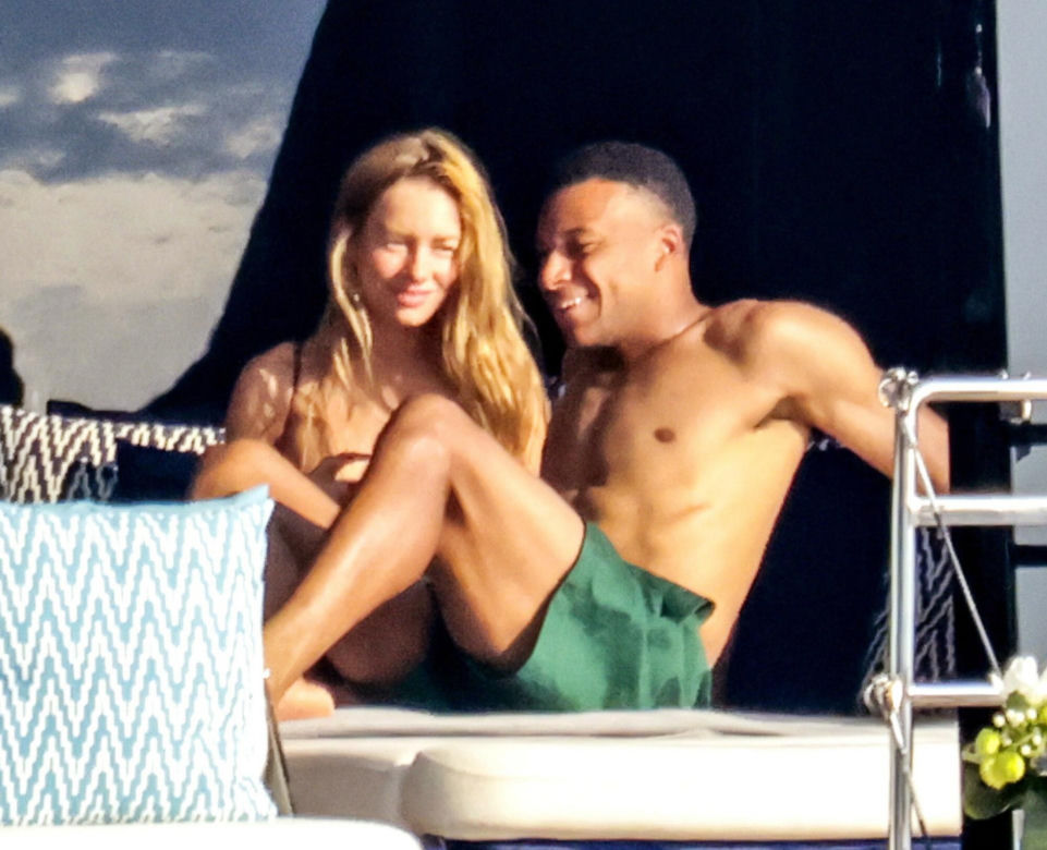 Kylian Mbappe z aktorką Ester Exposito na wakacjach na Sardynii