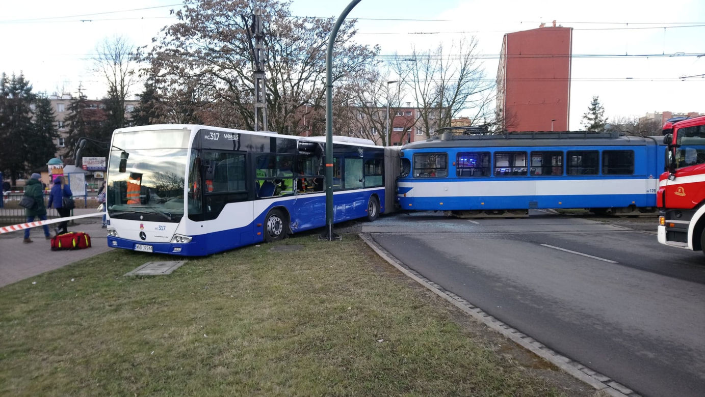 Dramatyczny wypadek w Krakowie. Tramwaj zderzył się z autobusem, są ranni