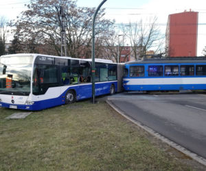 Dramatyczny wypadek w Krakowie. Tramwaj zderzył się z autobusem, są ranni
