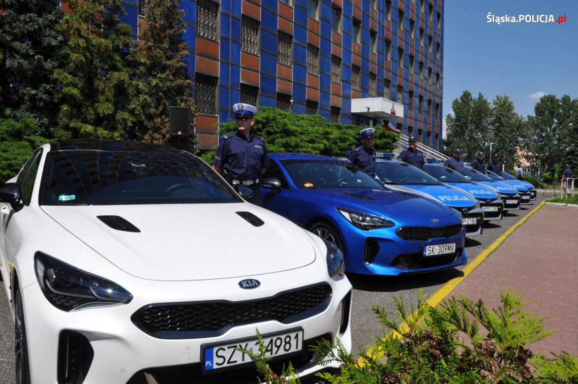 Śląska policja ma nowe radiowozy - hybrydowe Toyoty Corolle i szybkie Kie Stinger
