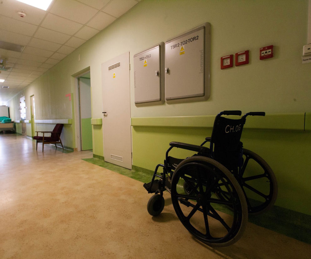 szpital izba przyjęć korytarz pielęgniarka pielęgniarkipersolen opieka zdrowie łóżko chory posiłek