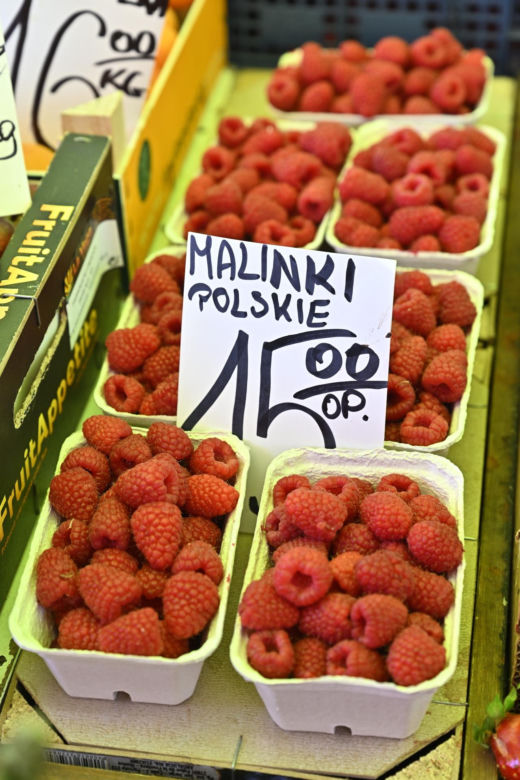 Truskawki po 8 zł, kalafior po 12 zł. Sprawdziliśmy ceny na stołecznych bazarach. Są zaskoczenia! 