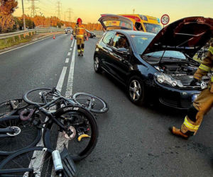 Dramat na wiadukcie w Polkowicach. Samochód wjechał w grupę rowerzystów!
