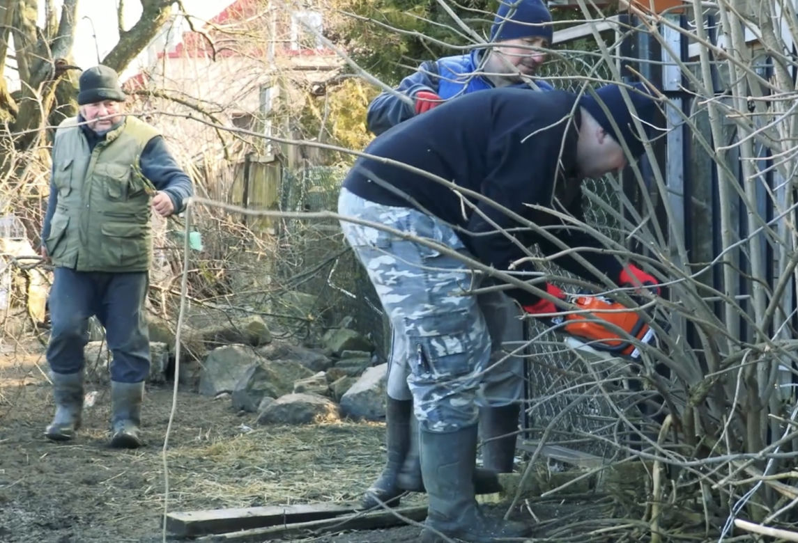 Rolnicy. Podlasie. Andrzej: "To wszystko poobcinaj! Na łyso zrób!". Porządkowanie podwórka w Plutyczach