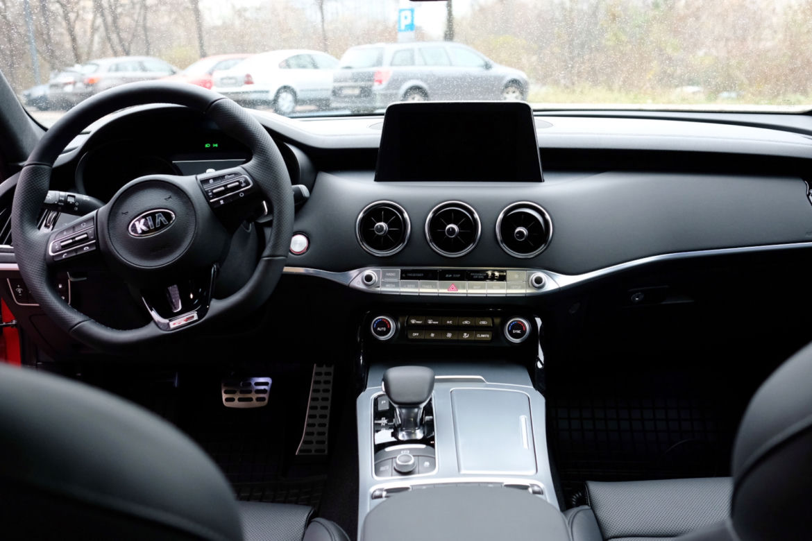 Kia Stinger 2.0 T-GDI 255 KM GT Line w polskiej policji