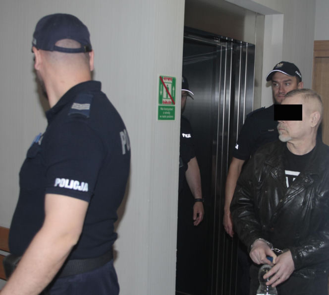 Zjadł flaki i zasztyletował ratownika. Szokujące tłumaczenie w sądzie!