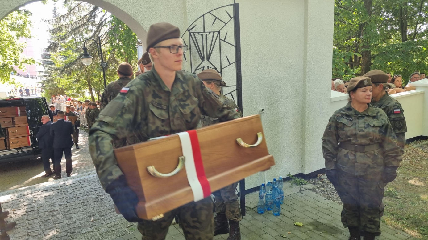 Pogrzeb szczątków ponad 700 ofiar niemieckich zbrodni. 188 trumien w kościele w Chojnicach