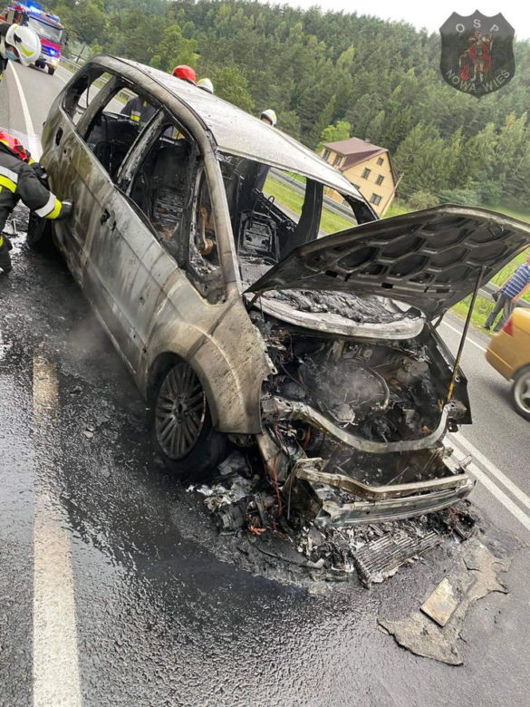 Roztoka Wielka. Ford płonął jak pochodnia! Zostały z niego zgliszcza