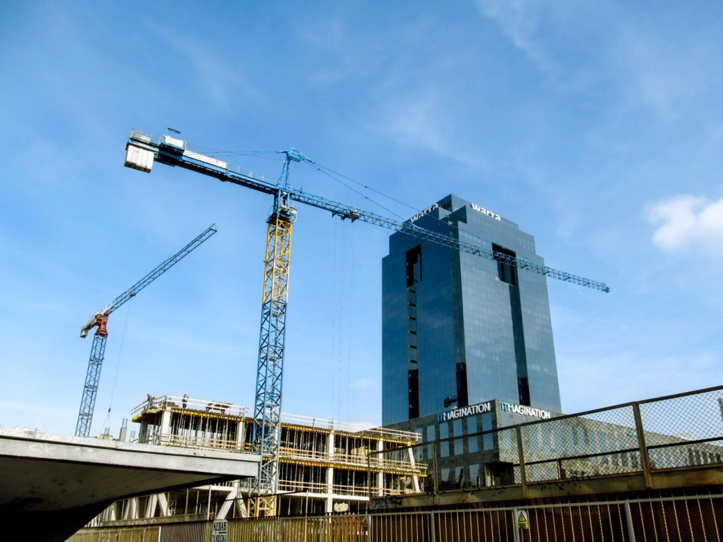 Totalna zmiana w centrum Warszawy. Szklany wieżowiec czeka modernizacja. Tak będzie wyglądać