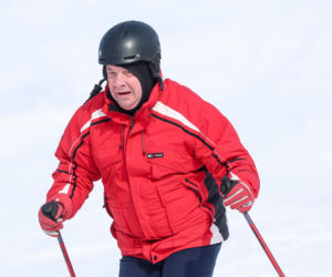 Poseł Wójcik szusuje w kasku